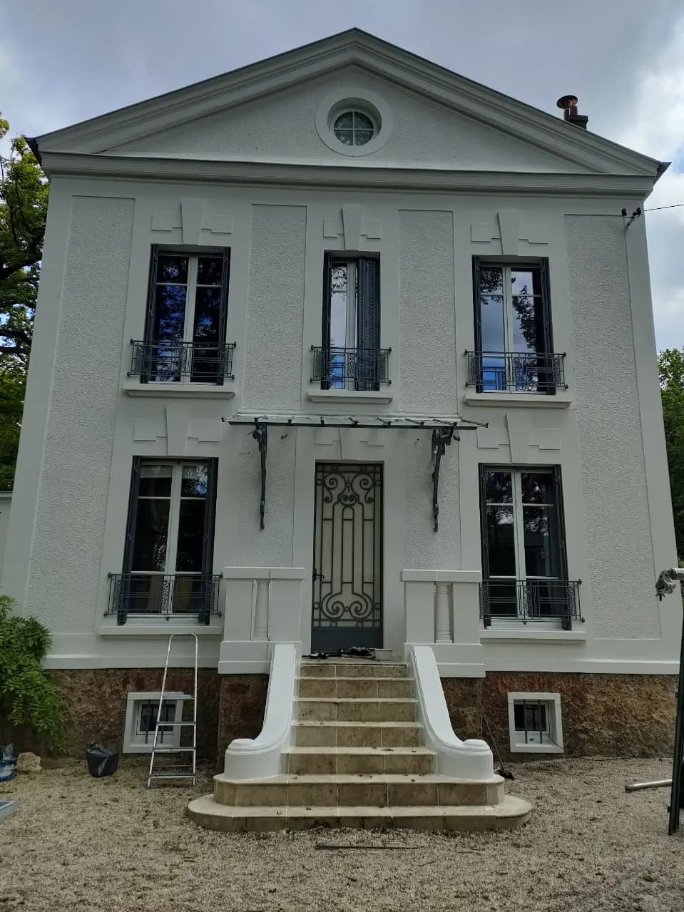 La même façade à fronton d’un blanc net, échafaudage encore en place, après l’intervention d’Artisans L.L